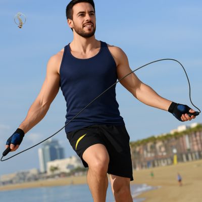 corde a sauter noir sur la plage